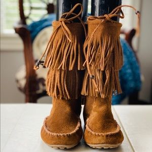 Minnetonka 2 tier fringe boots